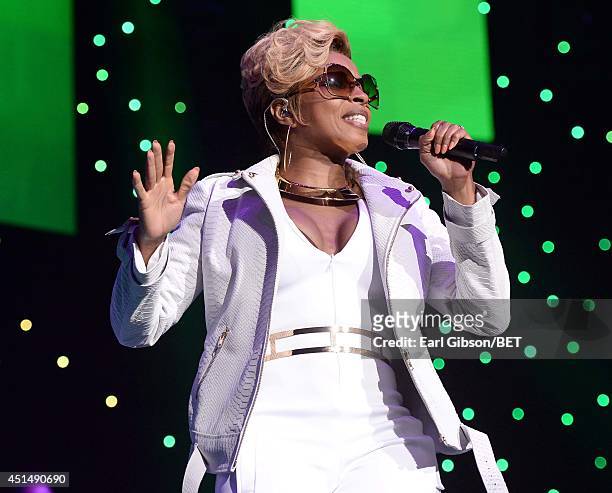 Singer/songwriter Mary J. Blige performs onstage at the Mary J. Blige, Trey Songz And Jennifer Hudson Concert Presented By King.com during the 2014...