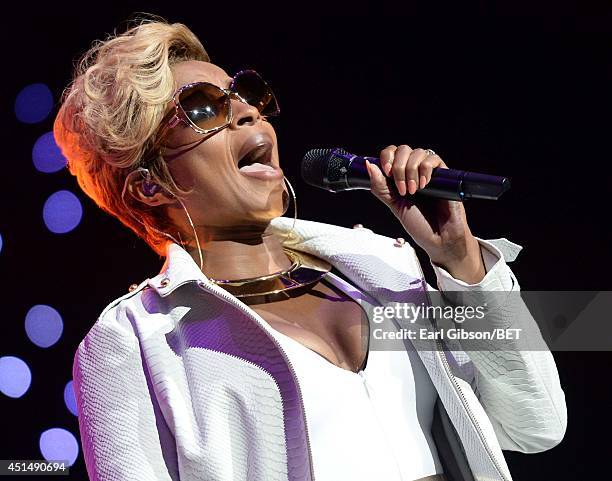 Singer/songwriter Mary J. Blige performs onstage at the Mary J. Blige, Trey Songz And Jennifer Hudson Concert Presented By King.com during the 2014...