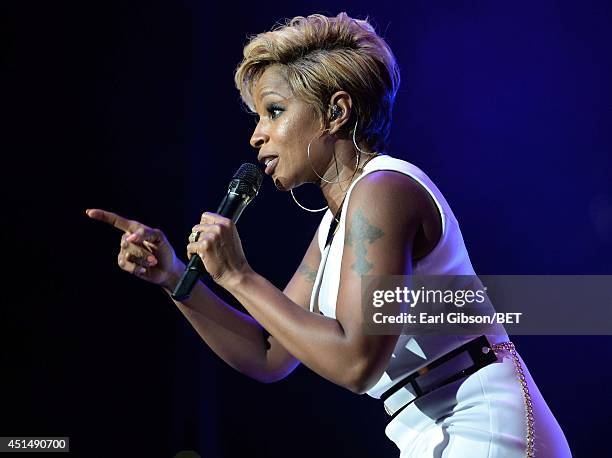 Singer/songwriter Mary J. Blige performs onstage at the Mary J. Blige, Trey Songz And Jennifer Hudson Concert Presented By King.com during the 2014...