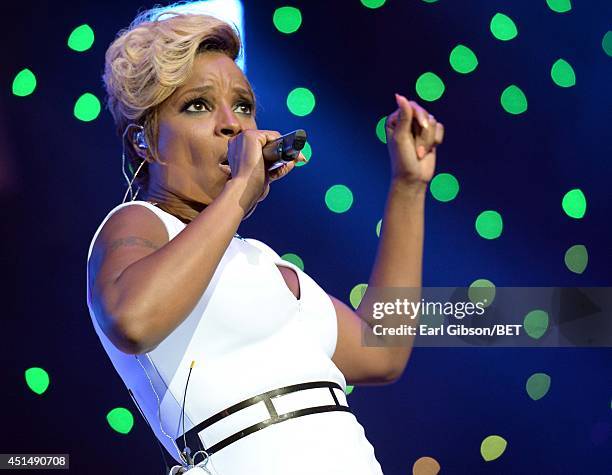 Singer/songwriter Mary J. Blige performs onstage at the Mary J. Blige, Trey Songz And Jennifer Hudson Concert Presented By King.com during the 2014...