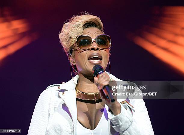 Singer/songwriter Mary J. Blige performs onstage at the Mary J. Blige, Trey Songz And Jennifer Hudson Concert Presented By King.com during the 2014...