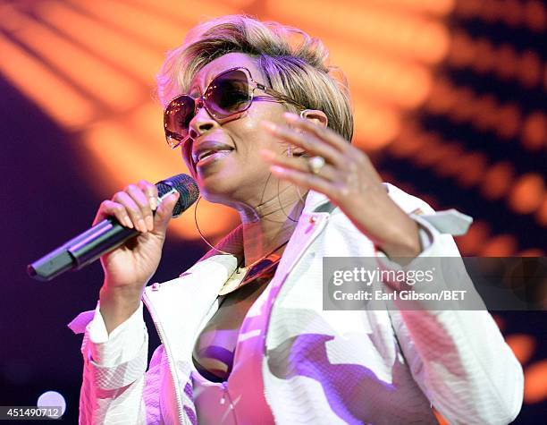 Singer/songwriter Mary J. Blige performs onstage at the Mary J. Blige, Trey Songz And Jennifer Hudson Concert Presented By King.com during the 2014...