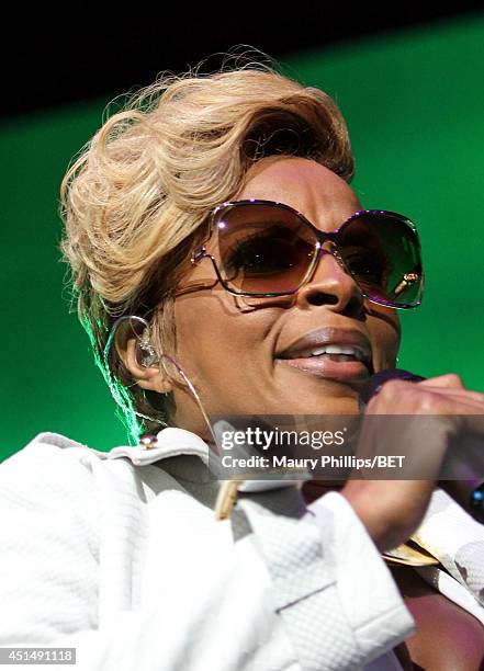 Singer/songwriter Mary J. Blige performs onstage at the Mary J. Blige, Trey Songz And Jennifer Hudson Concert Presented By King.com during the 2014...