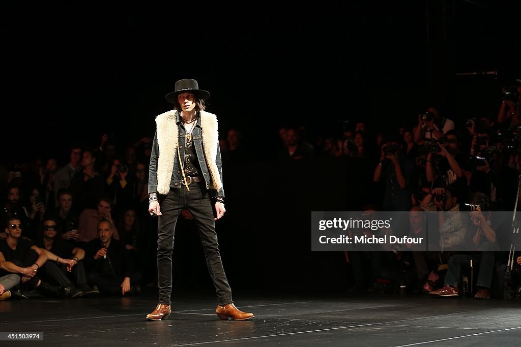 Saint Laurent :  Runway - Paris Fashion Week - Menswear S/S 2015