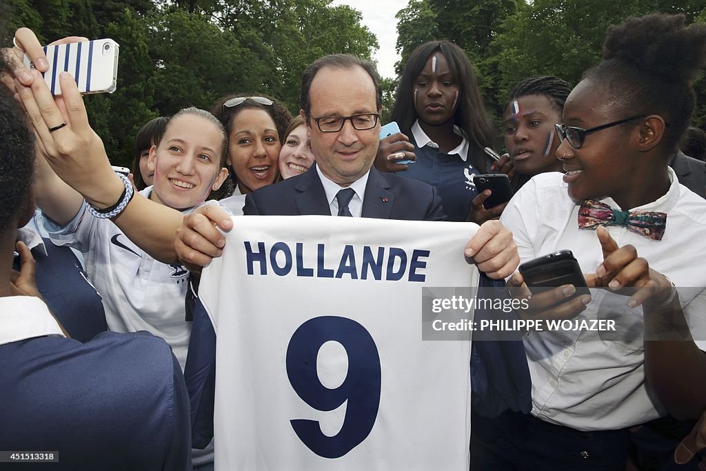 FRANCE-POLITICS-WC-2014-FRA-NIG-HOLLANDE