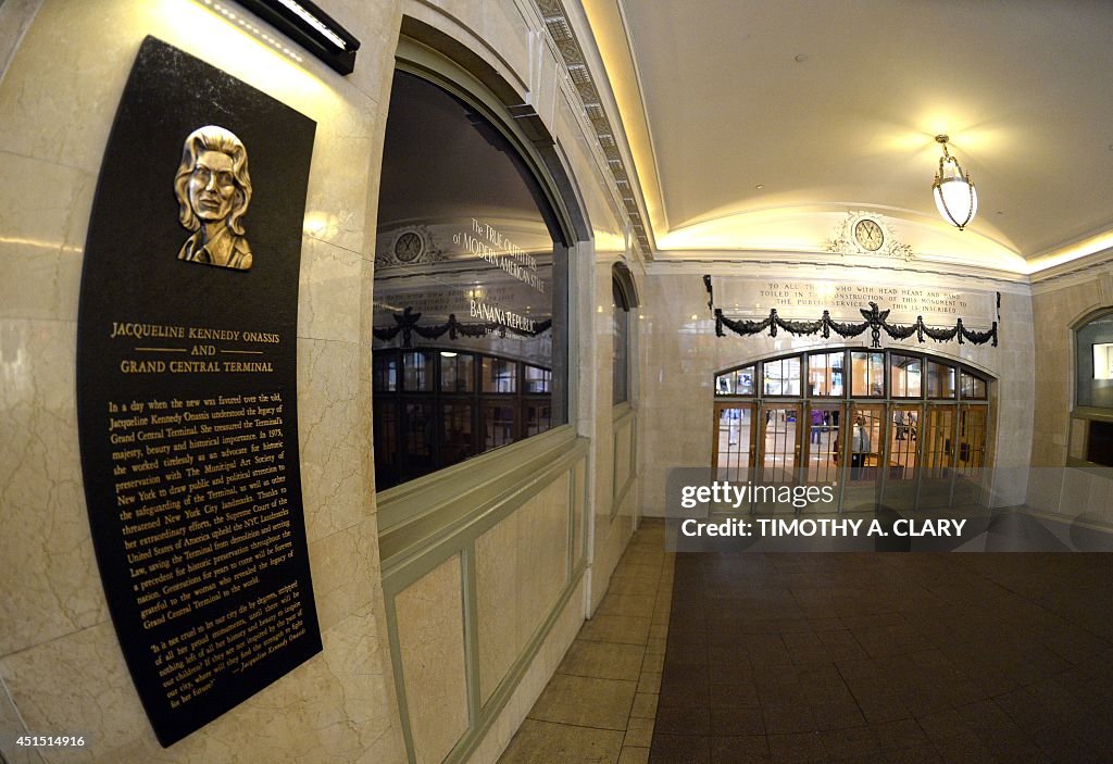 US-JACQUELINE KENNEDY ONASSIS VESTIBULE