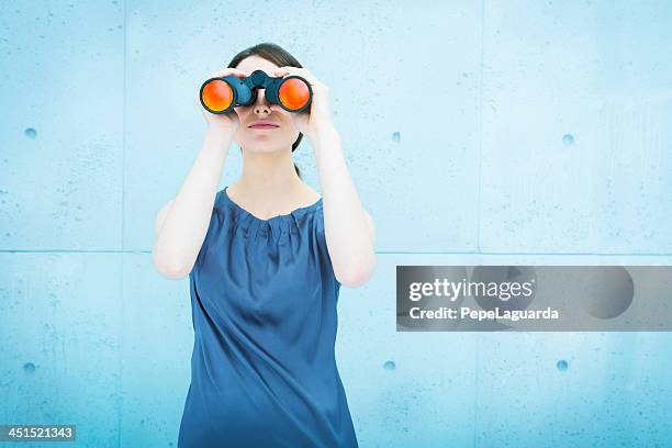 geschäftsfrau holding ferngläser - suchen stock-fotos und bilder