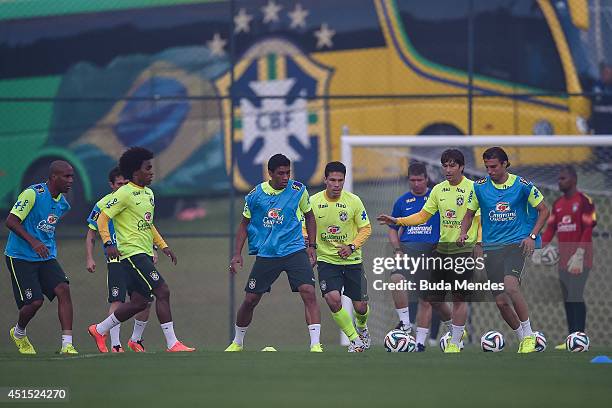 Maicon, Bernard, William, Paulinho,Hernane, Maxwell and Henrique take part during a training session of the Brazilian national football team at the...