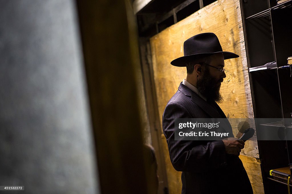 Chabad-Lubavitch Faithful Mark 20th Anniversary Of Lubavitcher Rebbe's Death At His Grave