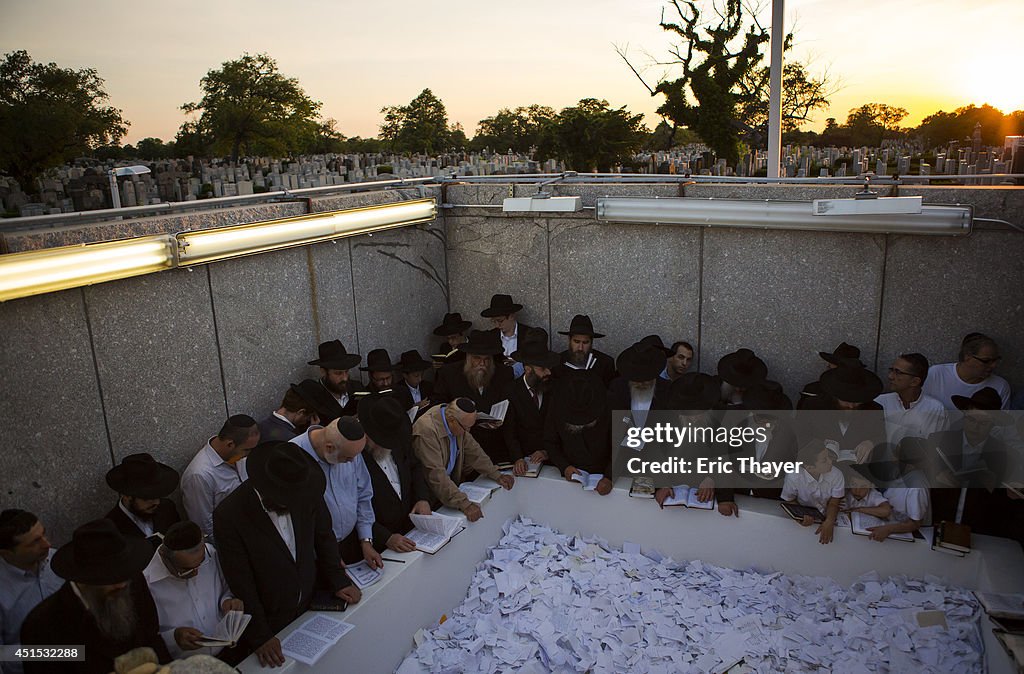 Chabad-Lubavitch Faithful Mark 20th Anniversary Of Lubavitcher Rebbe's Death At His Grave