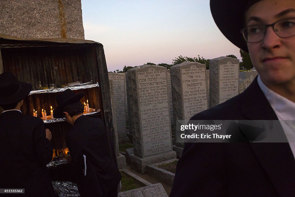 Chabad-Lubavitch Faithful Mark 20th Anniversary Of Lubavitcher Rebbe's Death At His Grave