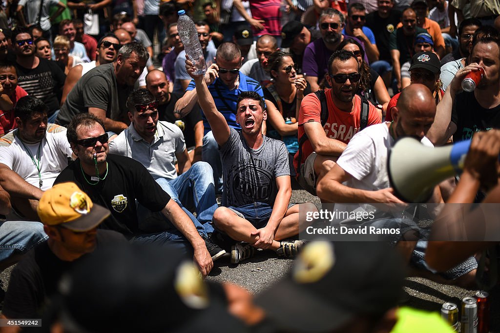 Barcelona Cabs Strike Against Uber Taxi App