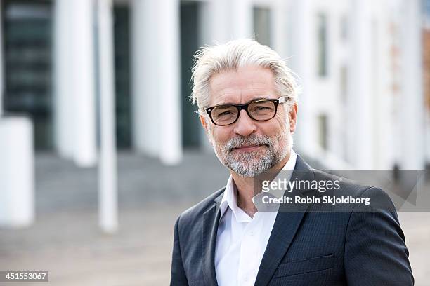 mature grey-haired man in suit - mature adult focus on foreground stock-fotos und bilder