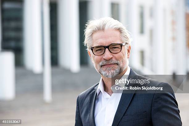 mature grey-haired man in suit - businessman outdoor stockfoto's en -beelden