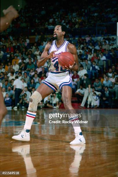 Mike Woodson of the Sacramento Kings handles the ball against the Golden State Warriors at ARCO Arena in Sacramento, California. NOTE TO USER: User...