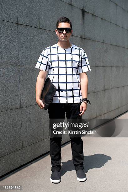 Fashion blogger Scott Shapiro wearing Kenzo T shirt, Sandro jeans, Vans trainers, vintage sunglasses and a Zara clutch bag on day 2 of Paris...