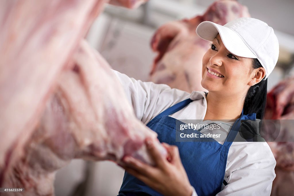 Weibliche butcher im Schlachthof