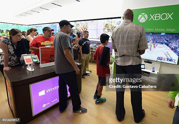 201 Microsoft Retail Store And Miami Heat Hall Of Famer Alonzo Mourning  Host Xbox One Gaming Tournament At Dadeland Mall In Miami Photos & High Res  Pictures - Getty Images