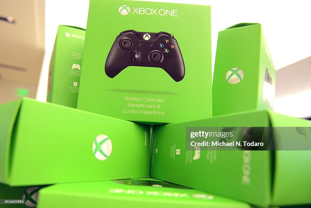 Microsoft Retail Store and New York Yankee Legend Bernie Williams Host Xbox One Gaming Tournament at Bridgewater Commons, New Jersey