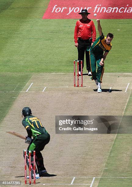 Morne Morkel bowling for South Africa during the 1st One Day International match between South Africa and Pakistan at Sahara Park Newlands on...