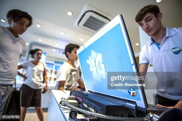 Employe With Computer 36,755 Employee Looking At A Laptop Stock Photos, High-Res Pictures ...