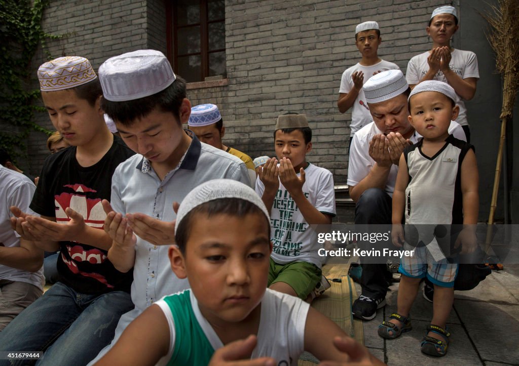 Chinese Musims Chinese Muslims of the Hui ethnic minority pray at the Imam's Tombs ...