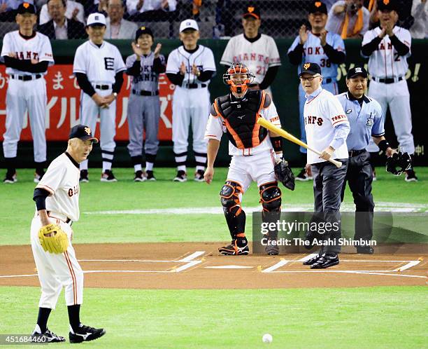 Baseball legends Masaichi Kaneda and Shigeo Nagashima attend the memorial first pitch prior to the Yomiuri Giants and Chunichi Dragons at Tokyo Dome...