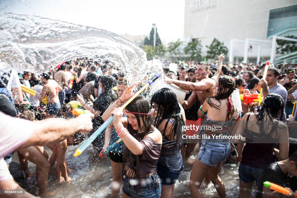 Massive Waterfight In Tel Aviv