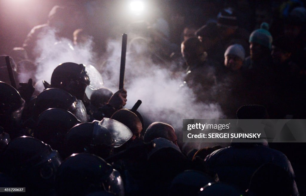TOPSHOT-UKRAINE-POLITICS-EU-OPPOSITION-POLICE