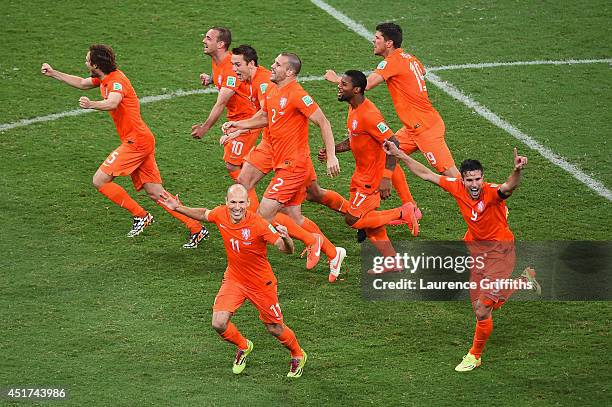 Daley Blind, Wesley Sneijder, Stefan de Vrij, Arjen Robben, Ron Vlaar, Jeremain Lens, Klaas-Jan Huntelaar and Robin van Persie of the Netherlands...