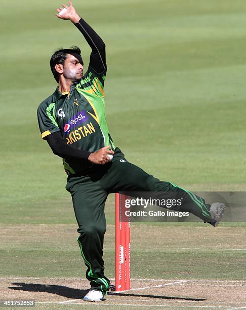 Mohammad Hafeez bowling for Pakistan during the 1st One Day International match between South Africa and Pakistan at Sahara Park Newlands on November...