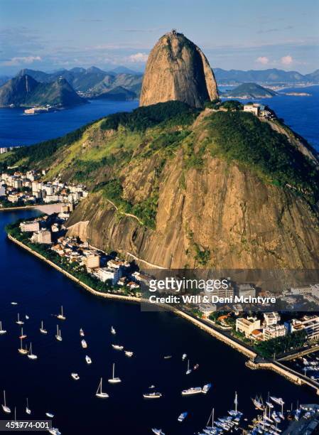 brazil, rio de janeiro, sugarloaf mountain and botafogo bay - monte pan di zucchero foto e immagini stock