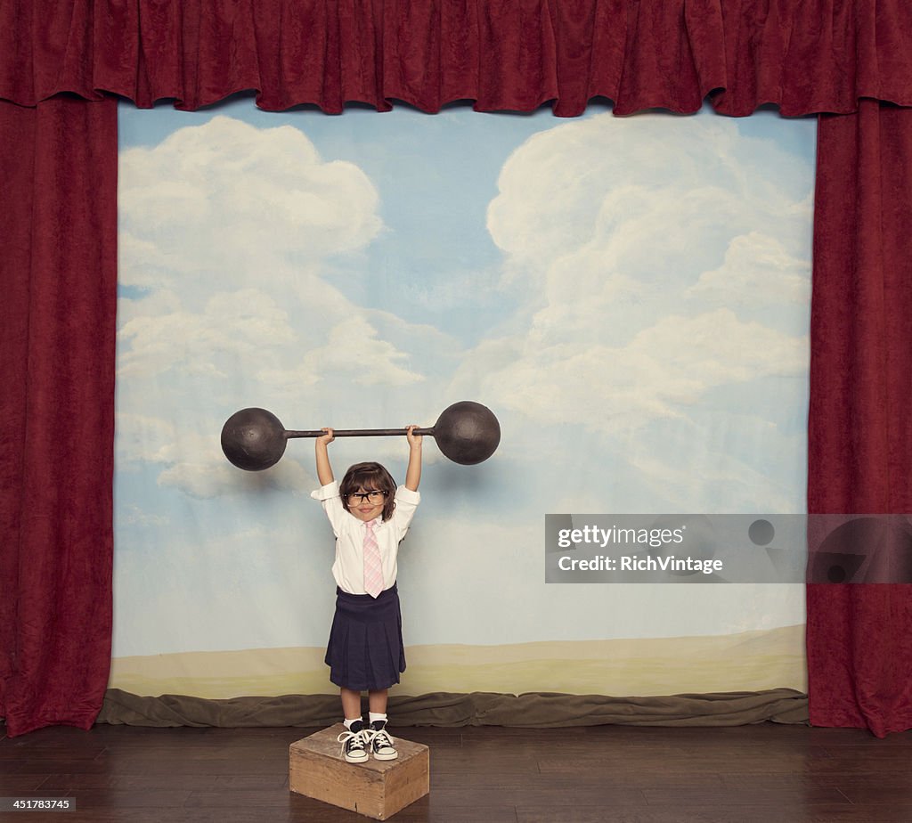 Negócios jovem Menina elevadores Haltere no palco