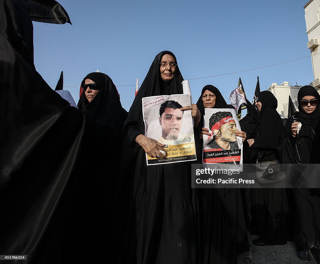 Bahraini nationals taking part in the funeral of martyr (...