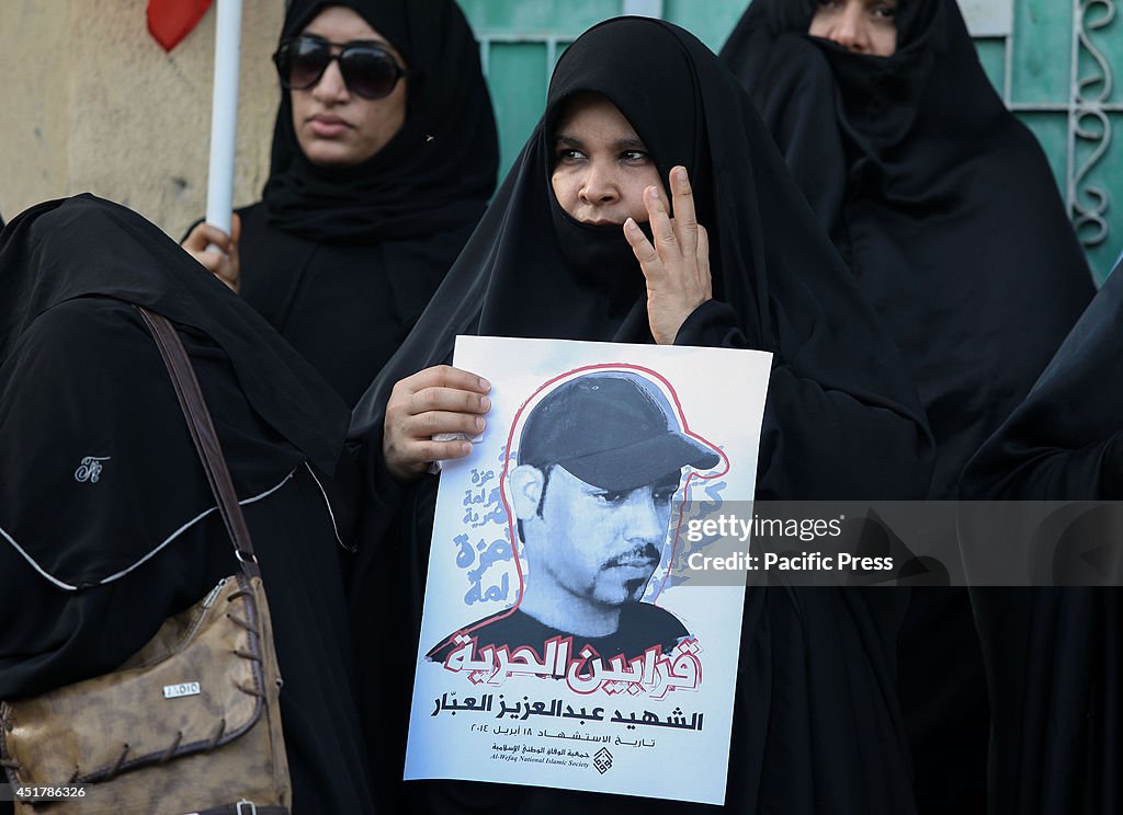 Bahraini nationals taking part in the funeral of martyr (...
