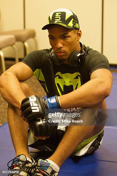 Jesse Ronson Mma 105 Jesse Roach Photos & High Res Pictures - Getty Images