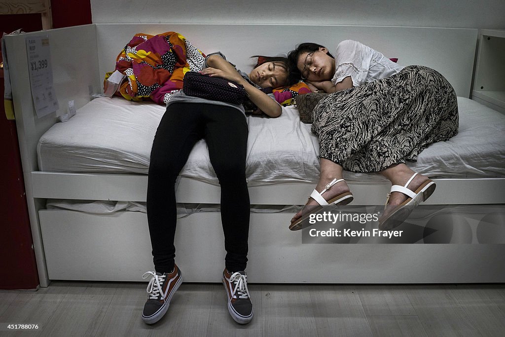 Chinese Shoppers Make The Most Of IKEA's Open Bed Policy