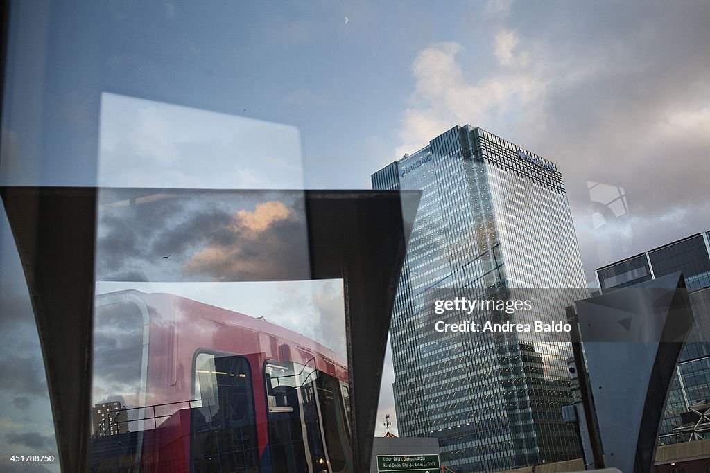 A view of Canary Wharf from the DLR (Docklands Light Railway...
