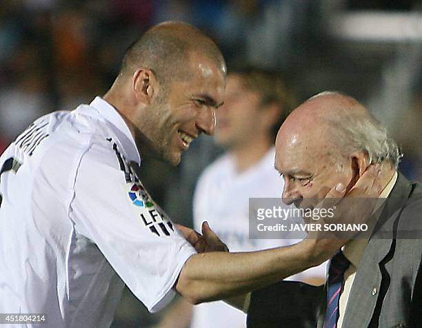 Real Madrid's Honorary President Alfredo Di Stefano is congratulated by Real Madrid's French player Zinedine Zidane before a friendly football match...
