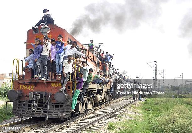 940 Overloaded Indian Train Photos and Premium High Res Pictures - Getty Images 940 Overloaded Indian Train Photos and Premium High Res Pictures - Getty Images