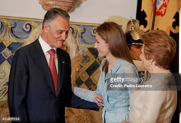 Queen Letizia of Spain speaks with First Lady of Portugal, Maria Cavaco and President Anibal Cavaco Silva of Portugal during an official visit to...