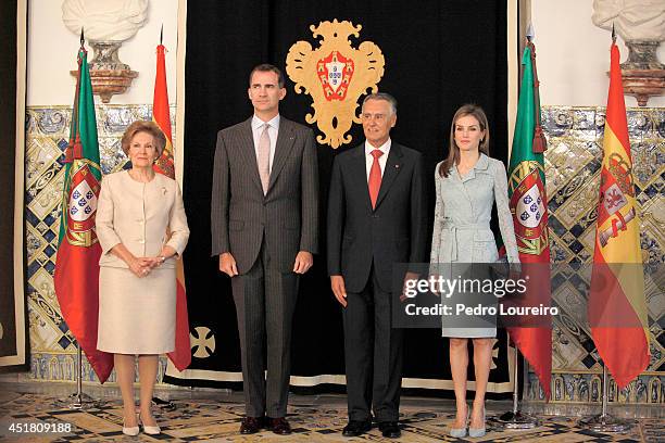 Queen Letizia of Spain and King Felipe VI of Spain are greeted by First Lady of Portugal, Maria Cavaco and President Anibal Cavaco Silva of Portugal...