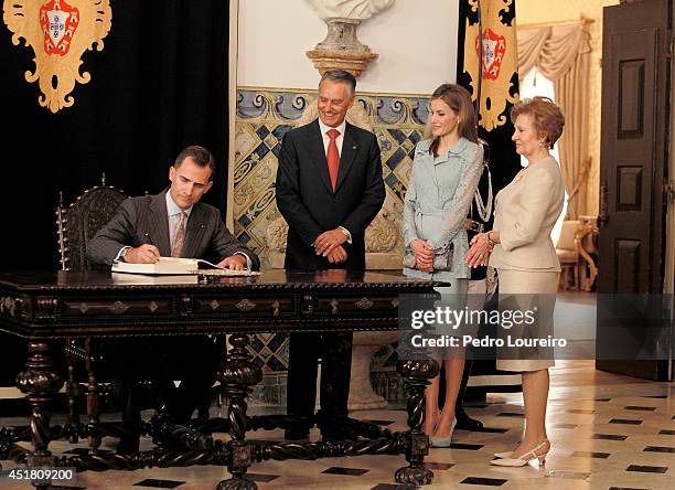 Queen Letizia of Spain and King Felipe VI of Spain are greeted by First Lady of Portugal, Maria Cavaco and President Anibal Cavaco Silva of Portugal...