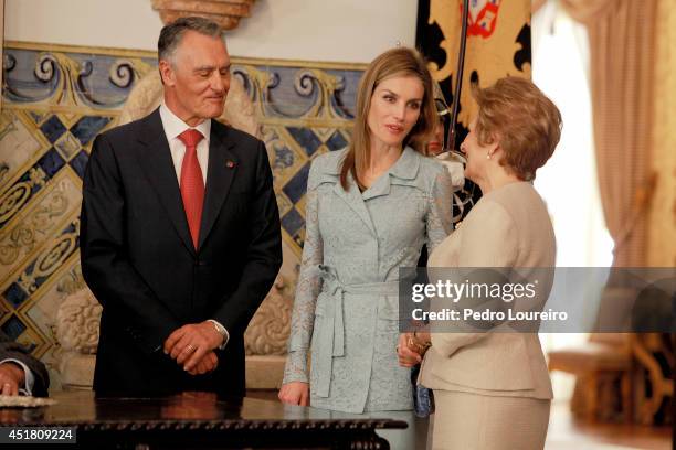 Queen Letizia of Spain speaks with First Lady of Portugal, Maria Cavaco and President Anibal Cavaco Silva of Portugal during an official visit to...