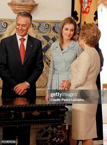 Queen Letizia of Spain speaks with First Lady of Portugal, Maria Cavaco and President Anibal Cavaco Silva of Portugal during an official visit to...