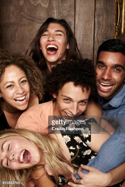 group of friends having fun - vertical imagens e fotografias de stock