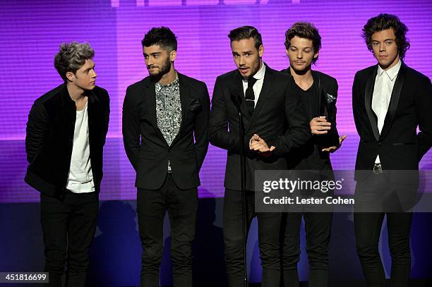 Recording artists Niall Horan, Zayn Malik, Louis Tomlinson, Harry Styles, and Liam Payne of music group One Direction accept the Favorite Album -...