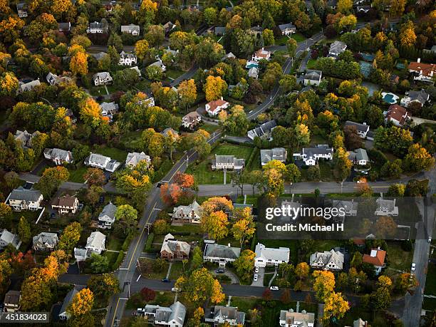 aerial photography of suburbs, ny - area urbana malfamata foto e immagini stock