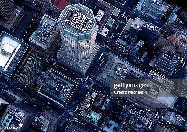 aerial photography in ny - rooftop new york photos et images de collection