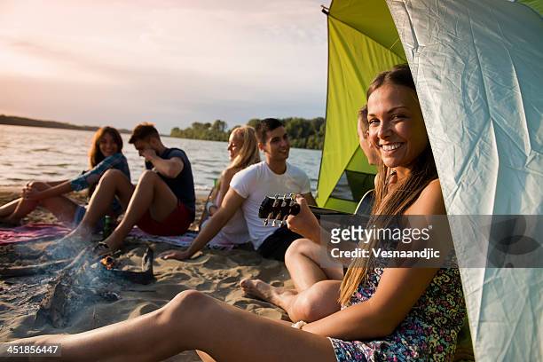 camping freunde am strand - boys camping stock-fotos und bilder